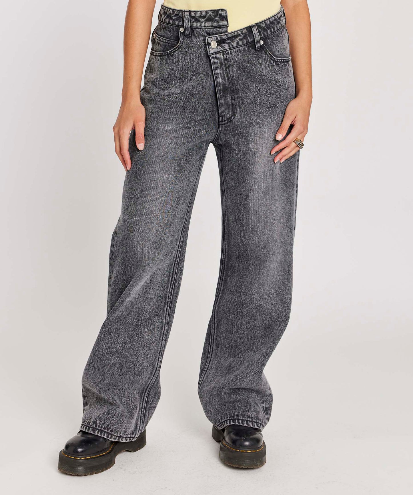 ASSYMETRIC WAIST DENIM PANTS