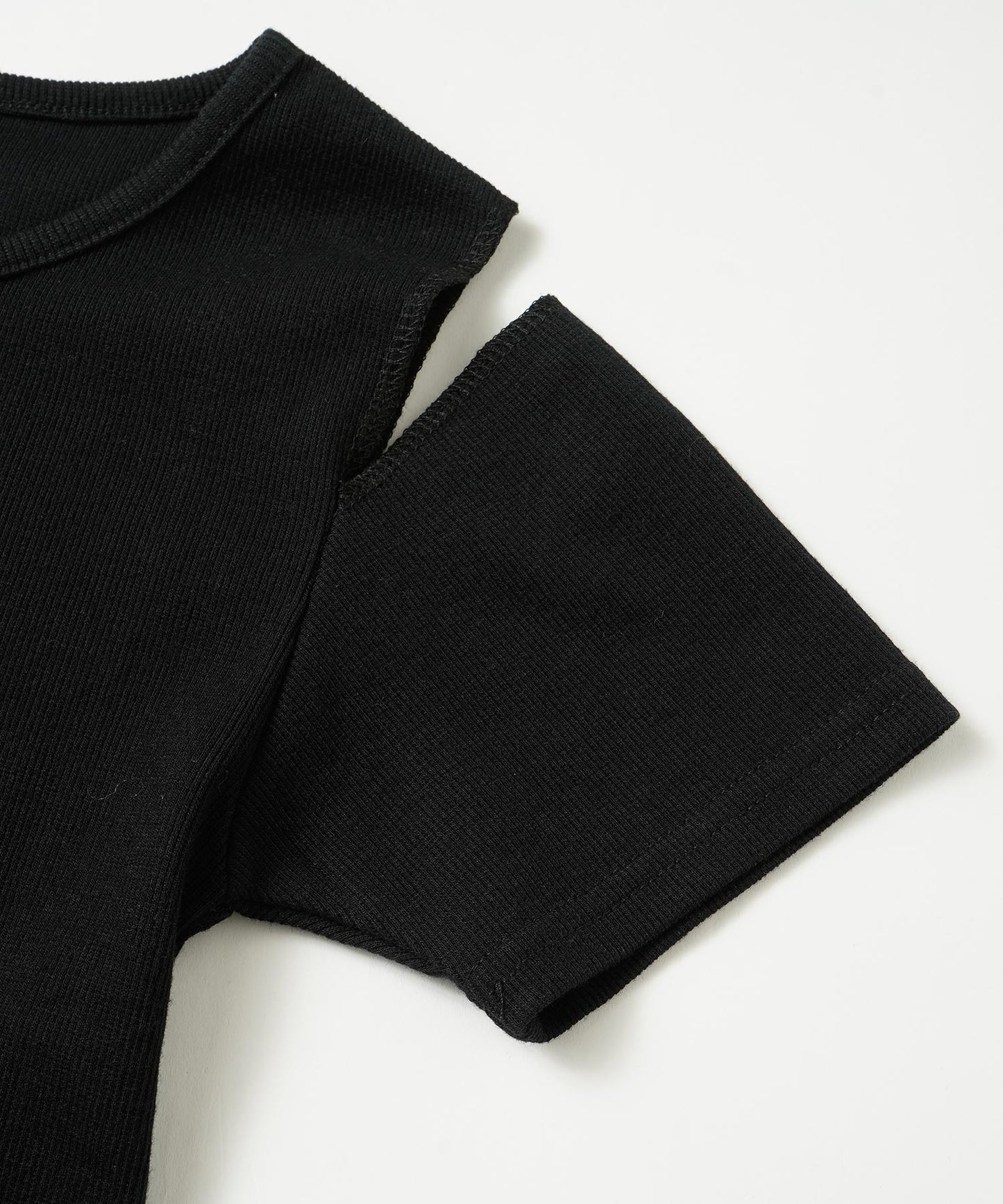 CUT OUT SHOULDER S/S TOP