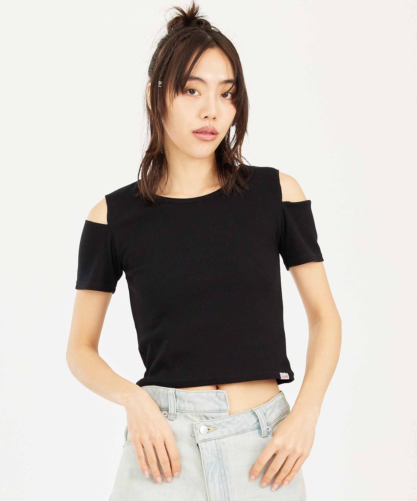 CUT OUT SHOULDER S/S TOP