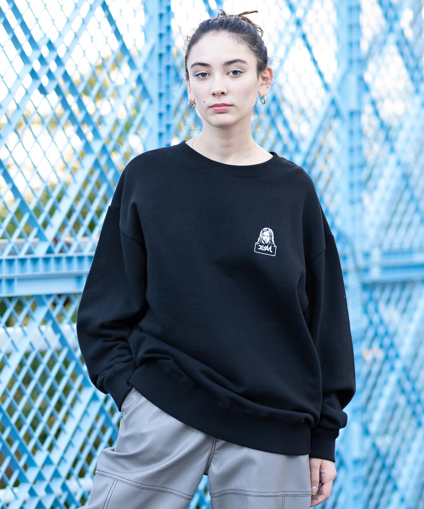 FACE EMBROIDERY CREW SWEAT TOP