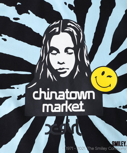 X-girl × CHINATOWN MARKET WINKY FACE S/S TEE