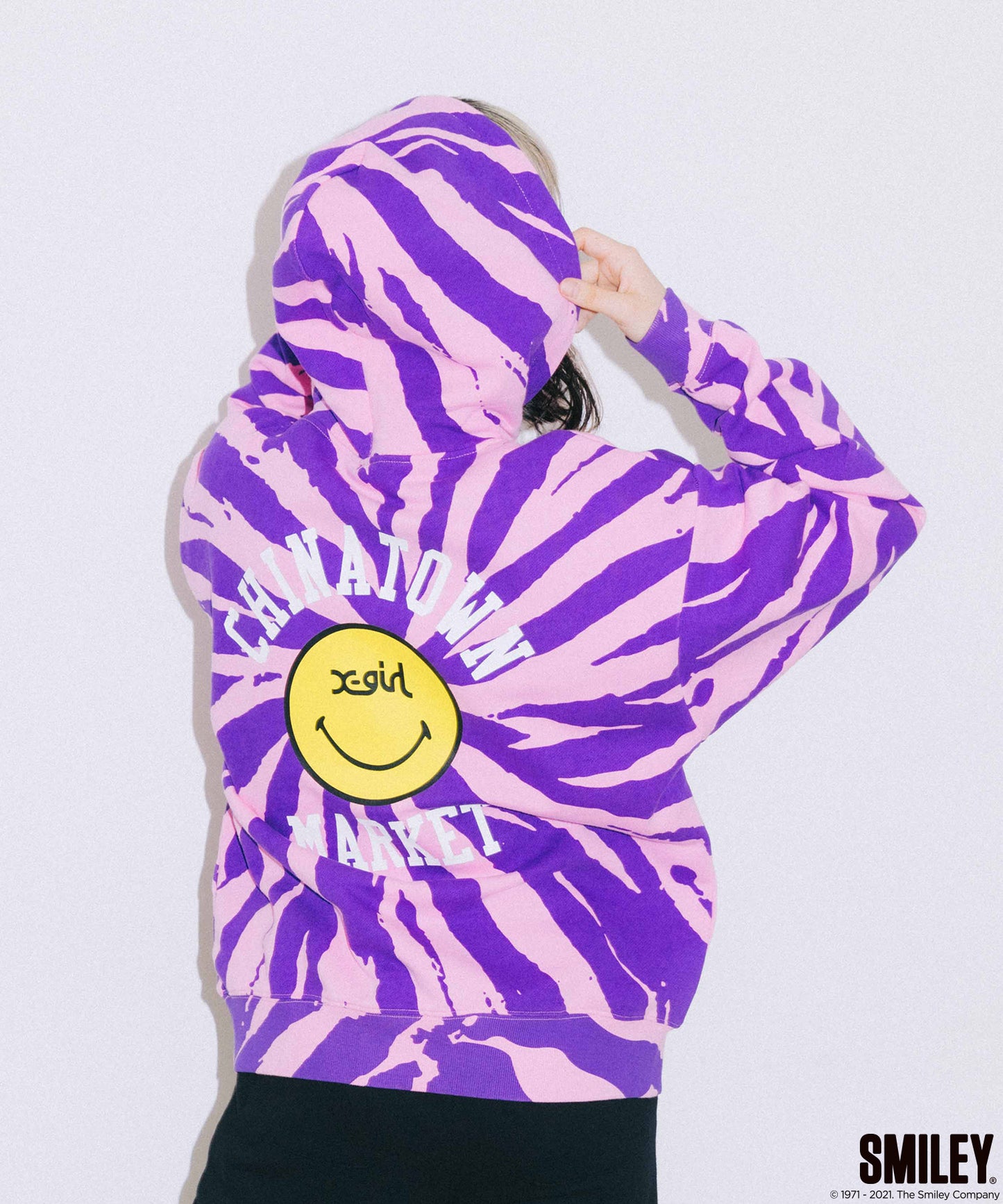 X-girl × CHINATOWN MARKET WINKY SWEAT HOODIE