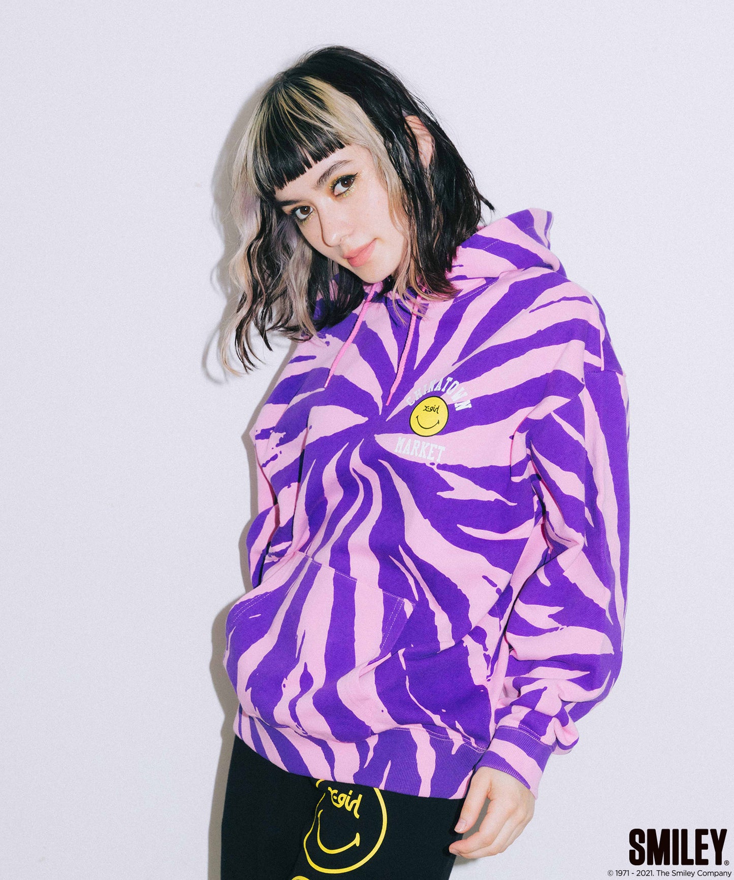 X-girl × CHINATOWN MARKET WINKY SWEAT HOODIE