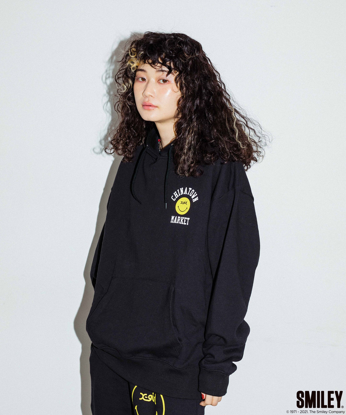 X-girl × CHINATOWN MARKET WINKY SWEAT HOODIE