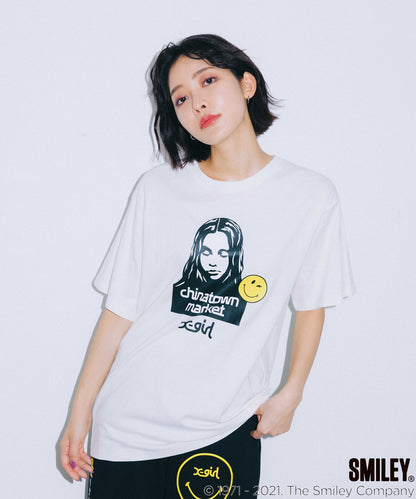 X-girl × CHINATOWN MARKET WINKY FACE S/S TEE