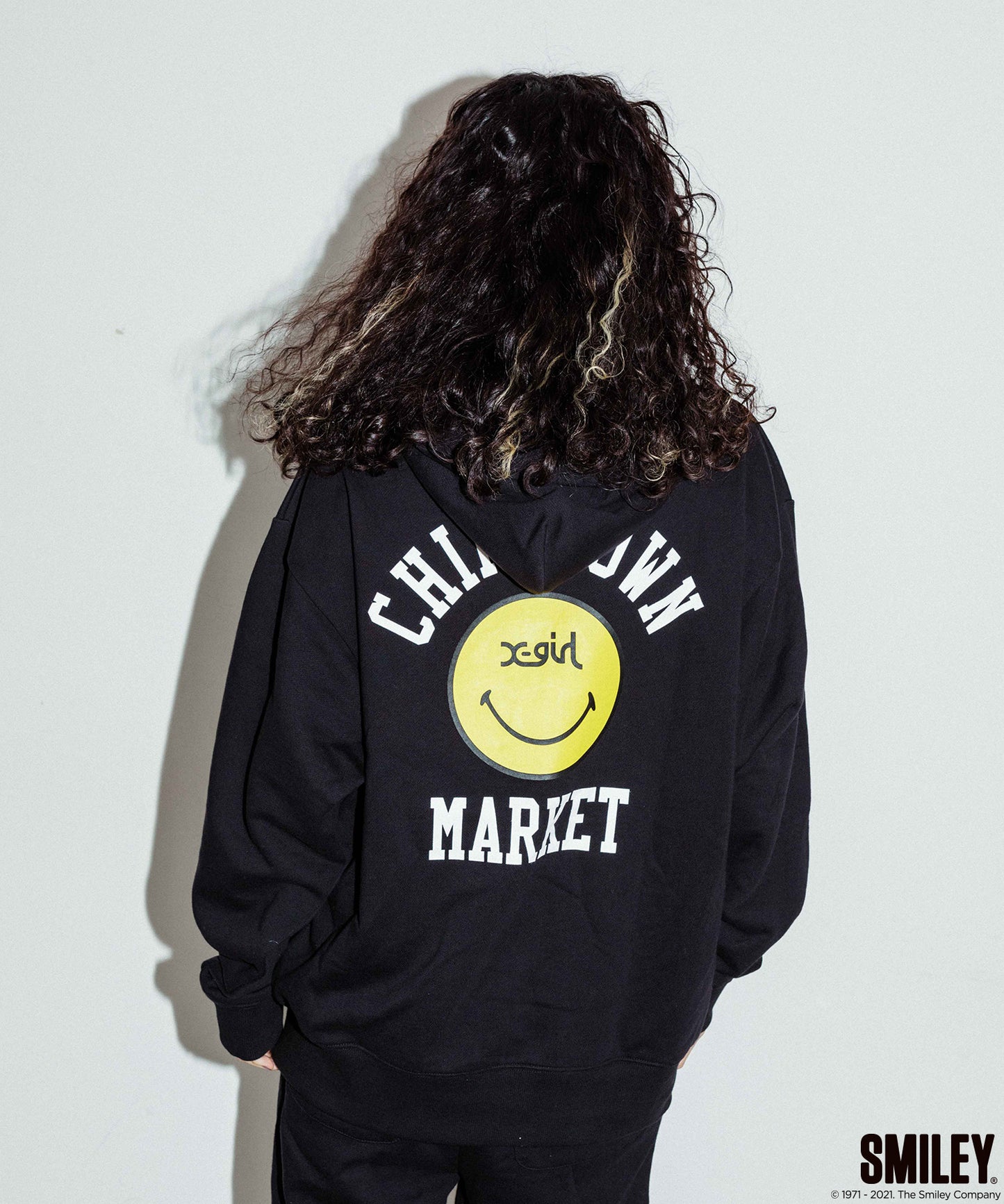 X-girl × CHINATOWN MARKET WINKY SWEAT HOODIE