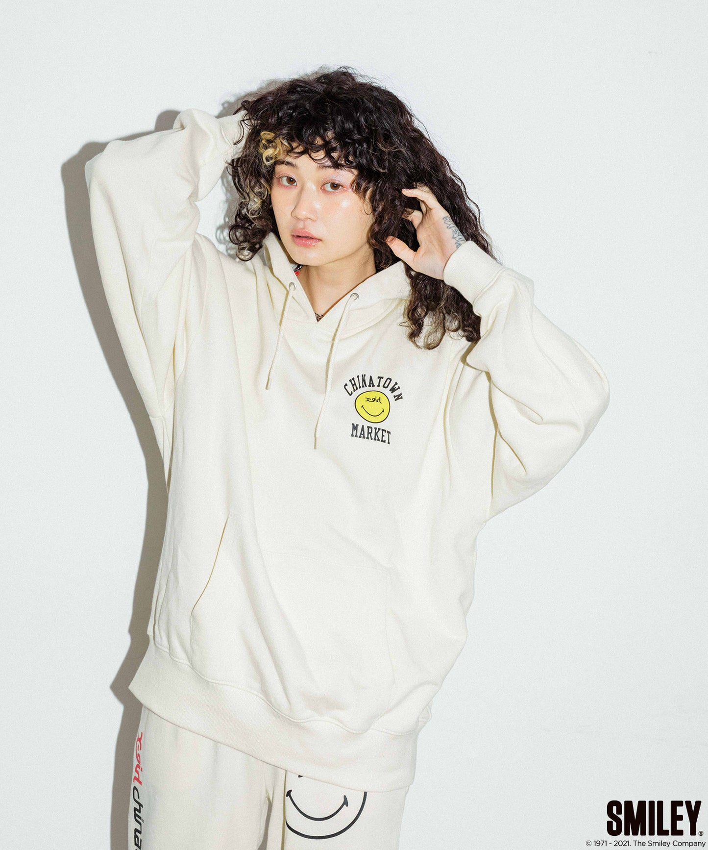 X-girl × CHINATOWN MARKET WINKY SWEAT HOODIE