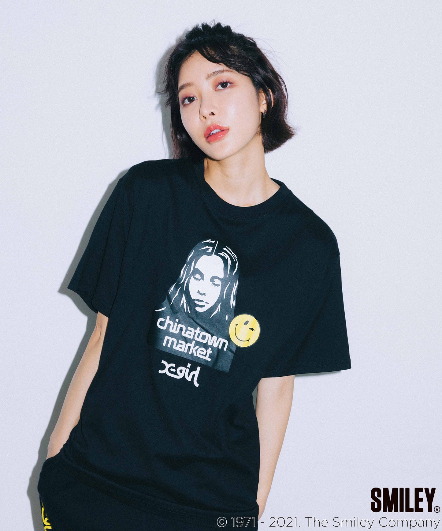 X-girl × CHINATOWN MARKET WINKY FACE S/S TEE